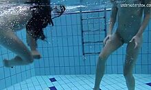 Ruské dievčatá Clara Umora a Bajankina sa oddávajú horúcej akcii pod vodou