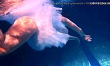 Гърдасти тийнейджъри подводно приключение с приятеля си