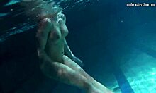 Polne prsi najstnice podvodne avanture s svojim fantom