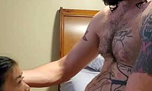 Asiatisk kjæreste knebler på stor kuk i hjemmelaget video