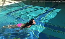 Джесика Линкълнс прави домашно видео, показващо гореща мадама, която прави двойно проникване в басейна