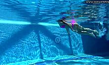 Jessica Lincolns domáce video obsahuje horúcu babu, ktorá si užíva dvojitú penetráciu v bazéne