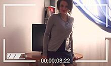 Amatörbrunett retas i hemgjord video med sönderrivna kläder