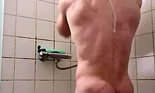 Modelo de musculo gay presume de su fisico culturista en video casero