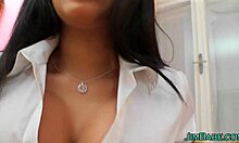 Kotitekoinen video espanjalaisesta tyttöystävästä, joka masturboi korkokengissä