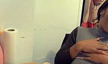 Flickvän och styvmamma hänger sig åt hemmagjord porr med stor kuk