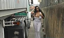 Amatorska brunetka pokazuje swoje piersi i cipkę w Bunda Grande