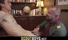 Gay scoutmaster memberikan kenikmatan oral pada pramuka remaja dalam video rumahan