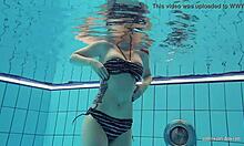 La adolescente amateur Katrin se desnuda bajo el agua en un video casero