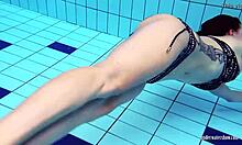 A adolescente amadora Katrin fica nua debaixo d'água em um vídeo caseiro