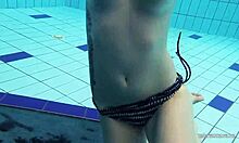 Remaja amatur Katrin telanjang di dalam air dalam video rumah